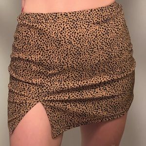 Cheetah print 90s style mini skirt with slit